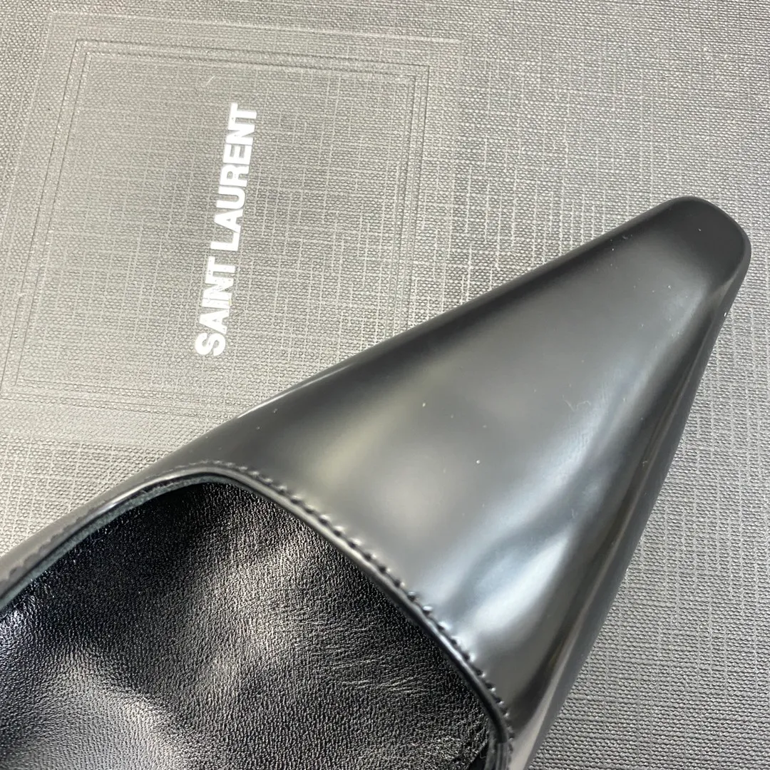 👟👟Ex-factory price 660👟👟 𝐒𝐚𝐢𝐧𝐭 𝐋𝐚𝐮𝐫𝐞𝐧𝐭# Saint Laurent 23F/W small gold bar high heels continue the past high-end and elegant ysl small gold bar heels are really good-looking! Saint Laurent square pointed toe slingback high-heeled shoes. The small gold bar heels really fully highlight the neat and minimalist annual party party. 👟👟factory price. A must-have for arty. Flash sale. So eye-catching. Upper: Customized cow patent leather. Outsole: Genuine leather outsole. Size: 35-40 (40 customized items are not returnable)
